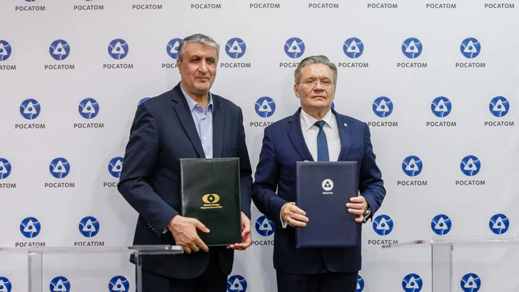 General Director of Rosatom Alexei Likhachev and the head of the Iranian Atomic agency Mohammad Eslami as Tehran and Moscow sign $25bn deal. [Courtesy: Rosatom].