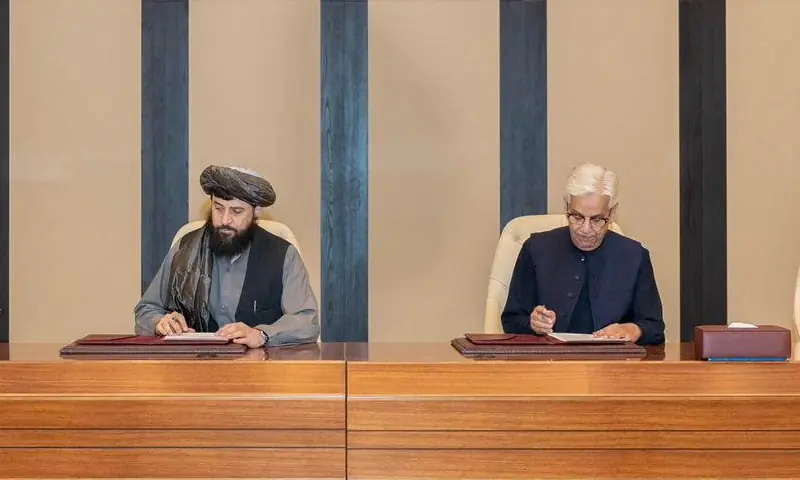 Defence Minister Khawaja Asif and Afghan Defence Minister Maulvi Yaqub Mujahid sign the ceasefire agreement between Pakistan and Afghanistan on October 19 in Doha, Qatar — image via X/@MofaQatar_EN.