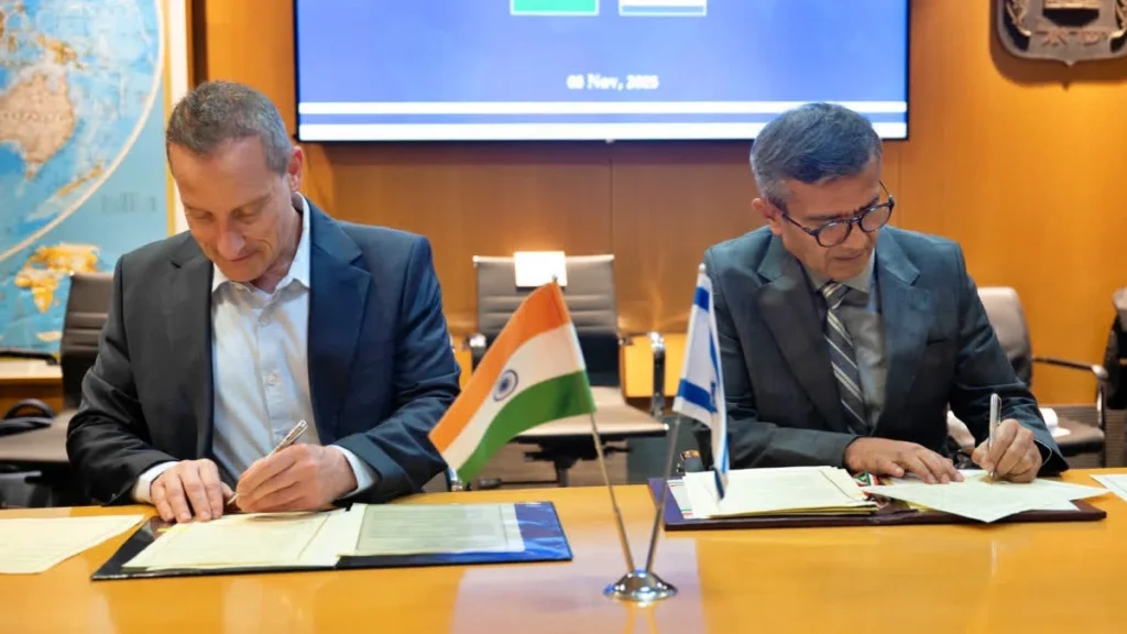 Indian Defence Secretary Rajesh Kumar Singh (R) with Israeli Defence Minister Israel Katz. [IC: X@SpokespersonMoD]