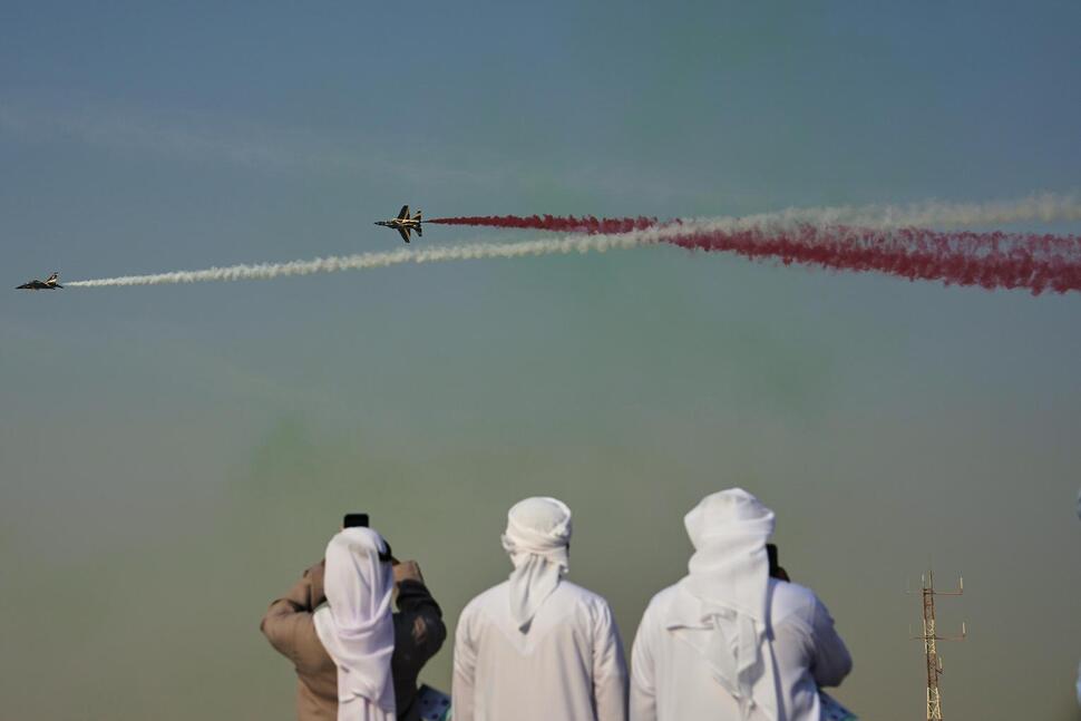 Plane Crashes During Aerobatic Demonstration at Dubai Air Show