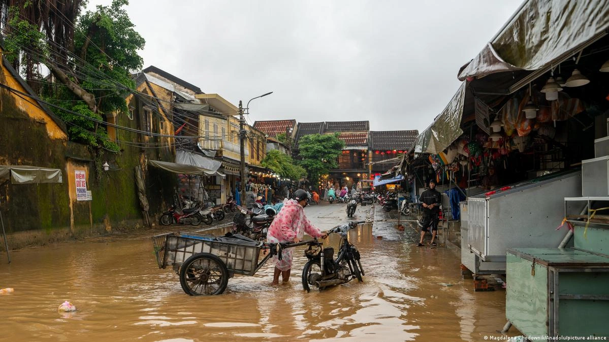 Vietnam Floods Kill 55, Rescuers Race to Find More Missing
