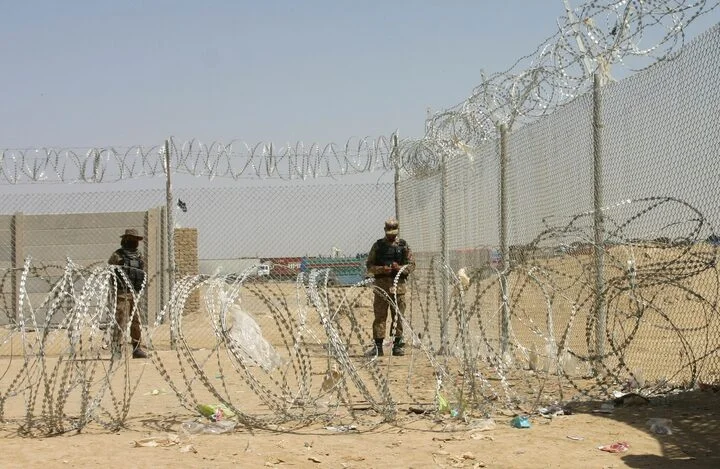Army soldiers stand guard during a temporary closure of the Friendship Gate crossing point at the Pakistan-Afghanistan border town of Chaman, Pakistan September 2, 2021. [IC: Reuters]
