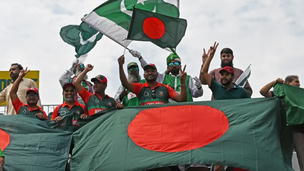 Bangladeshi Fans support Pakistan