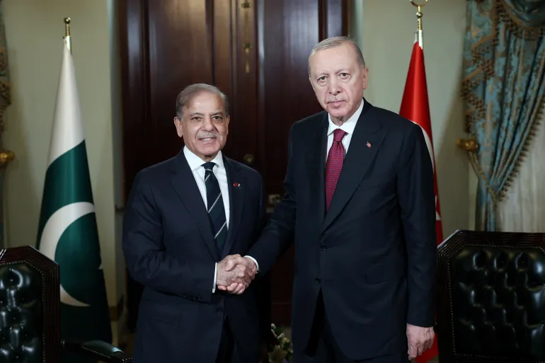 Erdoğan speaks with PM Shehbaz Sharif