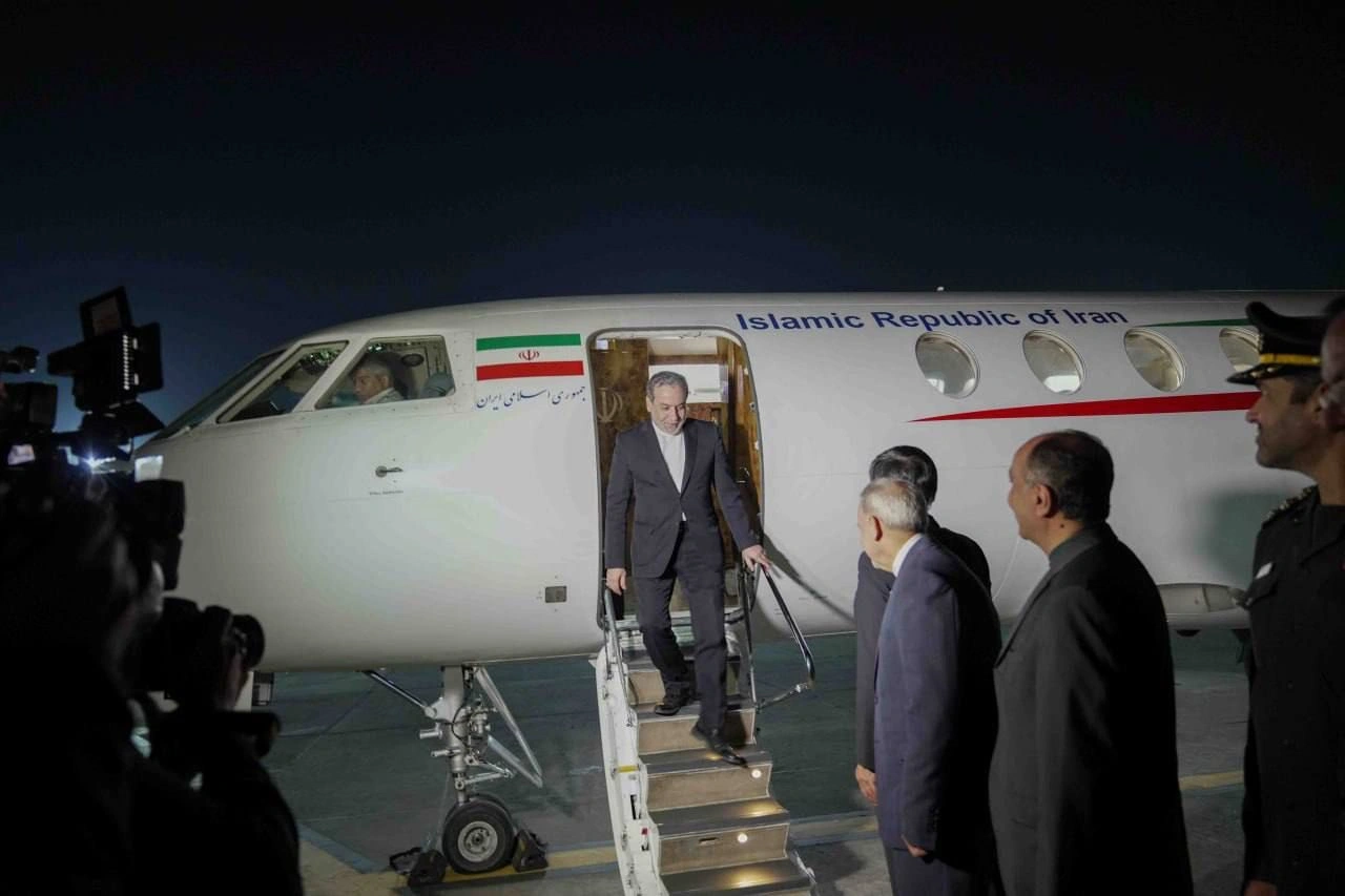 Iranian Foreign Minister arrives in Islamabad welcomed by Pakistani leadership